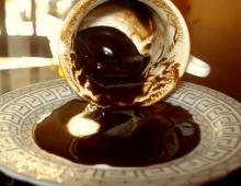 Як правильно проводити ритуал ворожіння на кавовій гущі: тлумачення значень
