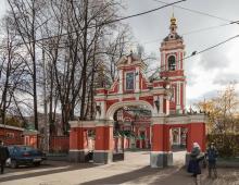 Iglesia de Pimen con nuevos collares Templo de San Pimen en Novoslobodskaya