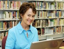 Bibliotekar A punësojnë njerëz për të punuar si bibliotekar pa arsim?